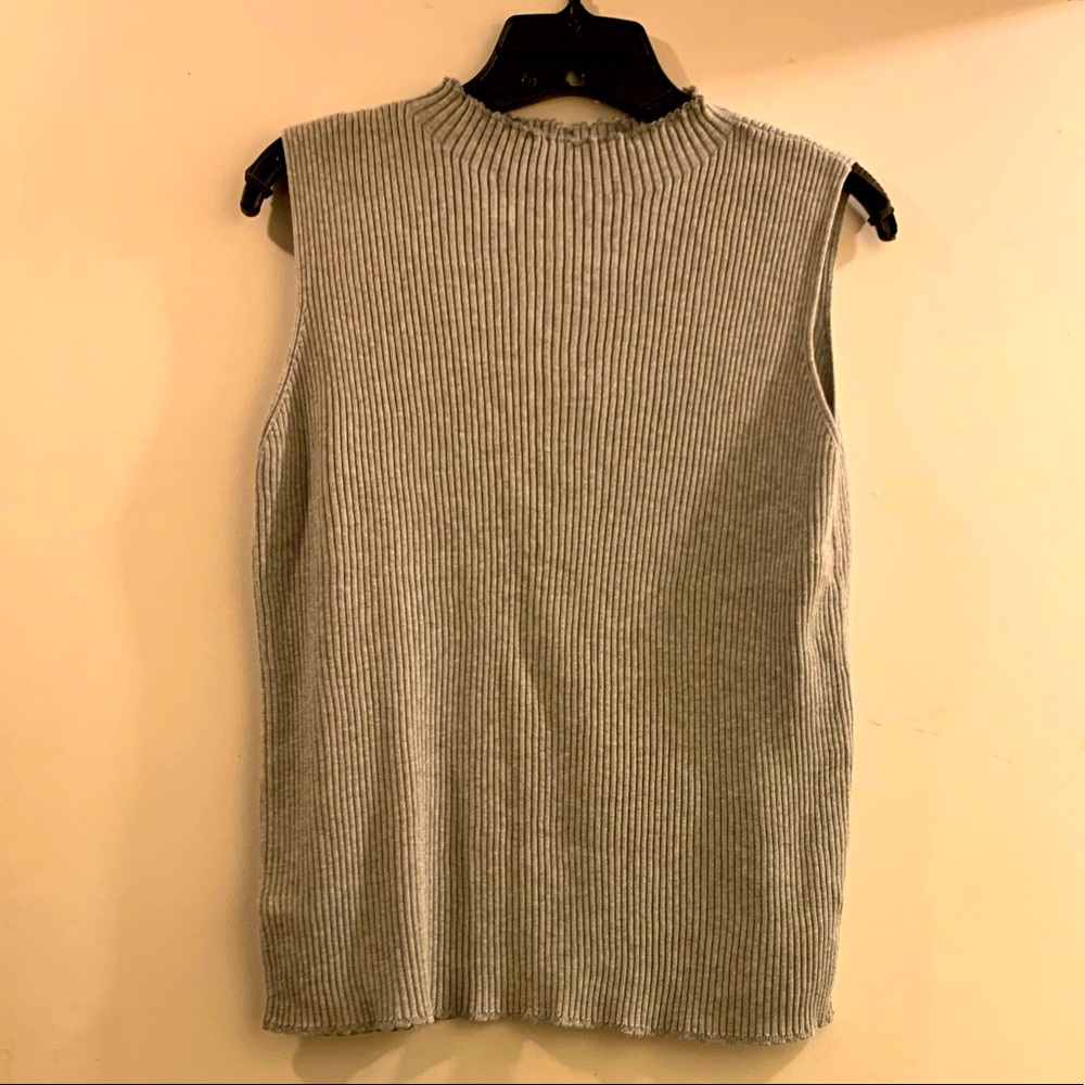Uniqlo Women’s Sleeveless Sweater